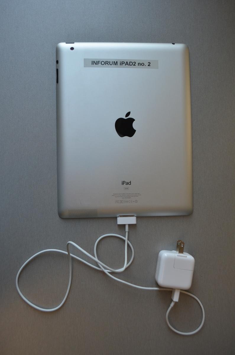 photo of macbook and charger _ Inforum 