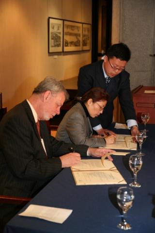 University of Toronto Libraries Chief Librarian, Larry Alford and Ms. Chang Pijun, Deputy Director of the National Library of China, sign the Agreement for Academic Cooperation.